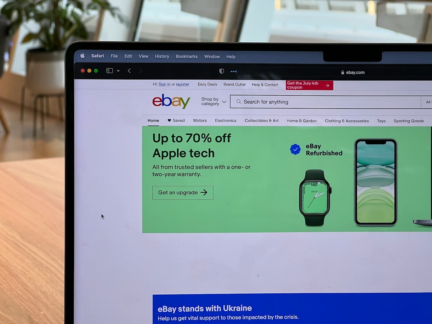 Sülearvuti ekraanil on laual näha eBay veebisaidi avaleht.